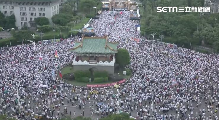 國民黨725凱道,主持人柳采葳在17:53左右宣布現場人數破五萬時的空拍畫面。(圖/翻攝畫面)