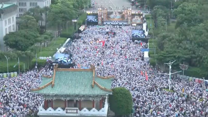 上凱道反毒油!人潮破5萬「滿過景福門」