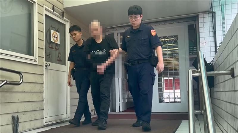 吳男被警方上銬帶回。(圖/翻攝畫面)