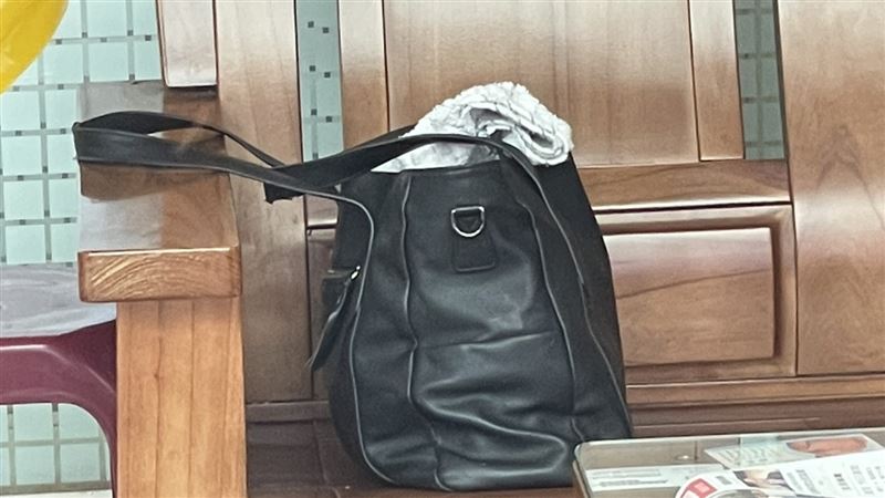 裝爆裂物的黑色手提包。(圖/翻攝畫面)