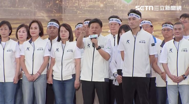 傅崐萁與國民黨團成員現身725凱道,但萬美玲沒有到,傅崐萁演說時一度喊出現場一百萬人,隨後主持人更正稱現場破8萬人。(圖/翻攝畫面)