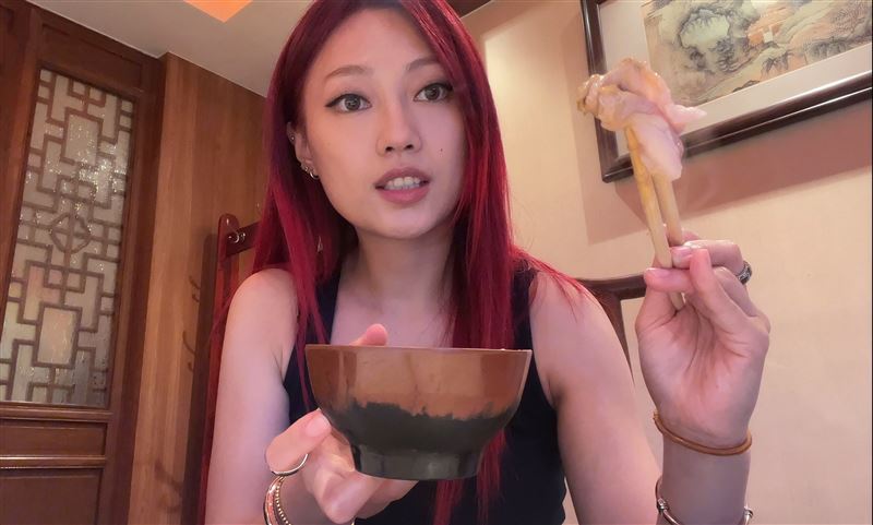 A-Lin帶著琟娜品嚐北京美食。(圖/谷優娛樂提供)