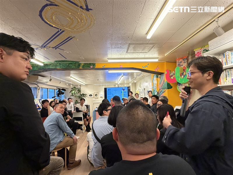 你不是一個人實踐協會理事長呂允中（右），分享國內民團社群在感染防治上的韌性與募款經驗。（圖／記者簡浩正攝影）