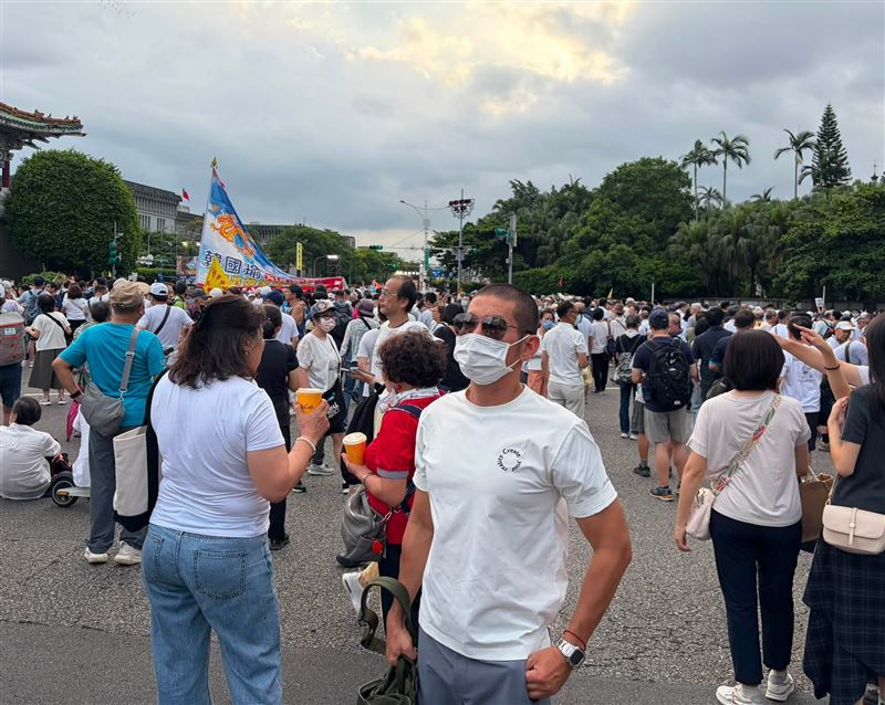 黃益中說,現場氣氛比較像是同樂會相聚拍照,有空就罵一下民進黨下台跟行政院長卓榮泰下台。(圖/翻攝黃益中FB)