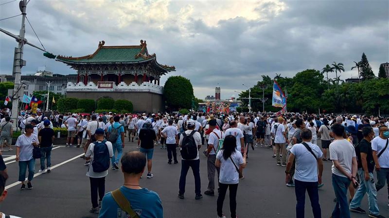 藍營「反毒油」上街！黃益中酸爆像同樂會