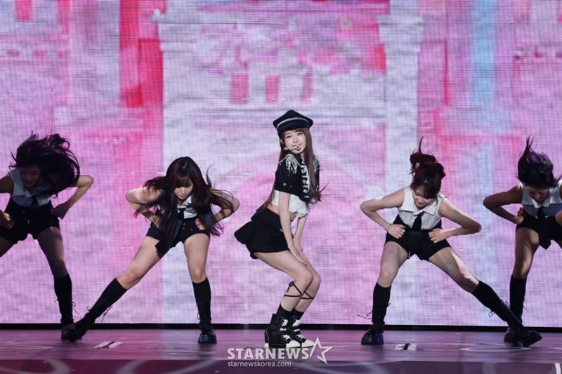 YENA(崔叡娜)壓軸登上ACON舞台演出,中文連發超寵粉。(圖/STARNEWS提供)