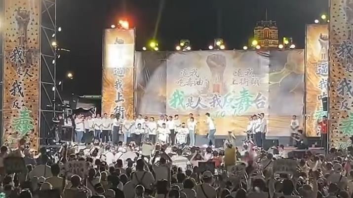 絕食者坐輪椅上台！四叉貓笑了：早預言過