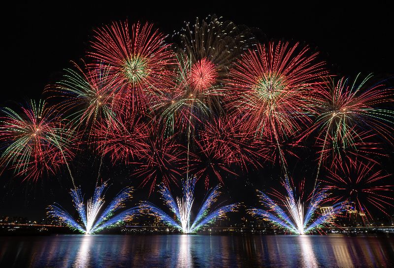 大稻埕夏日節絢爛煙火點亮夜空,將活動氣氛推向最高潮。(圖/中央社)