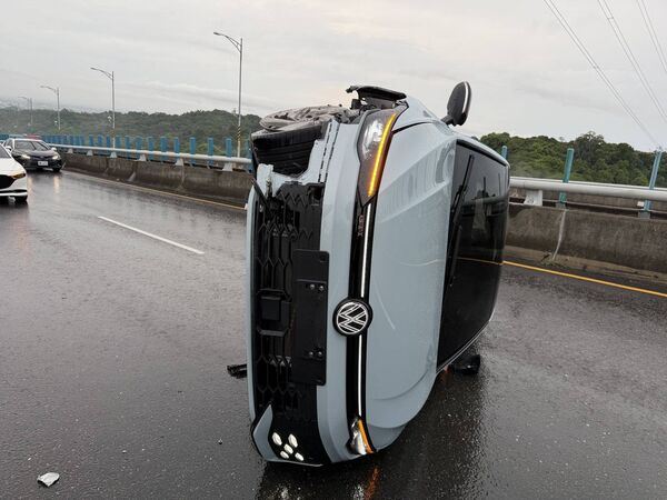 疑似因天雨路滑,造成車輛煞車機件鎖死撞擊護欄。(圖/翻攝畫面)