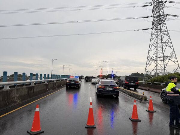 車輛失控擦撞內側護欄造成翻覆,橫躺在車道上。(圖/翻攝畫面)