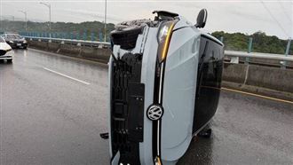 疑鎖死！轎車撞護欄翻覆　23歲男一度受困