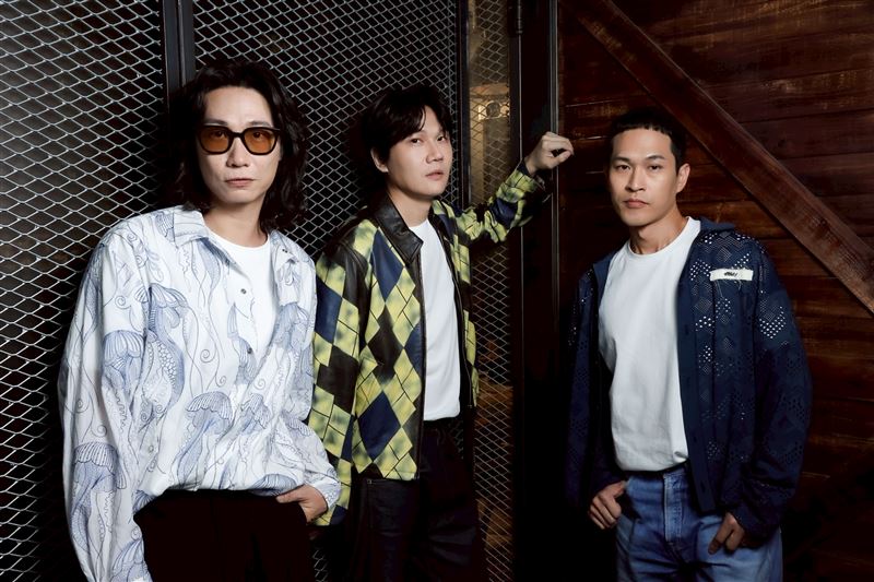 小玉(中)為了保留歌曲的洗腦感,最後放棄調整歌詞。(圖/記者鄭孟晃攝影)