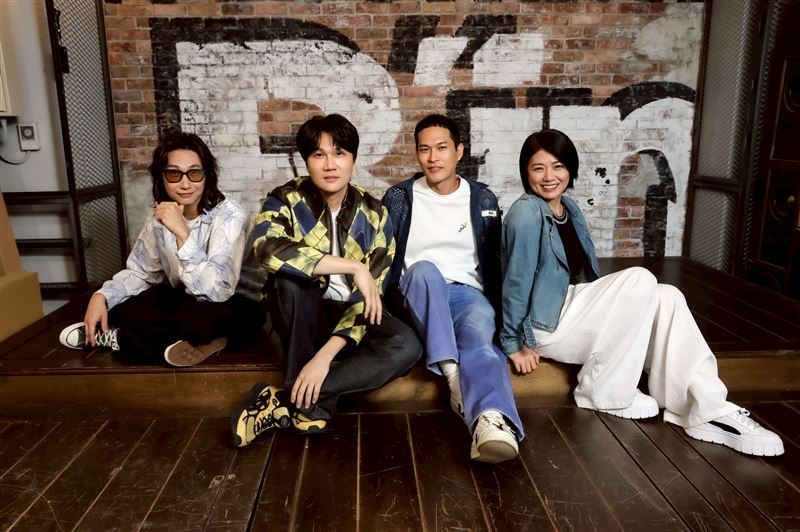 「宇宙人」方Q(左起)、小玉、阿奎與嚴藝文接受《三立新聞網》專訪。(圖/記者鄭孟晃攝影)