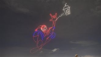 大稻埕夏日節登場　蜘蛛人躍上台北夜空