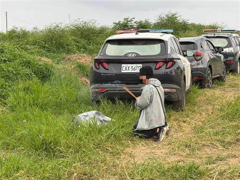 老翁二兒子跪在父親遺體前痛哭失聲。(圖/翻攝畫面)