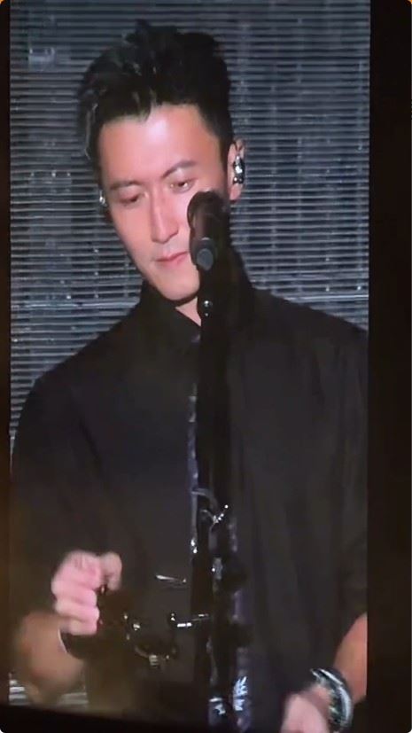 謝霆鋒淚灑舞台。(圖/翻攝自微博)