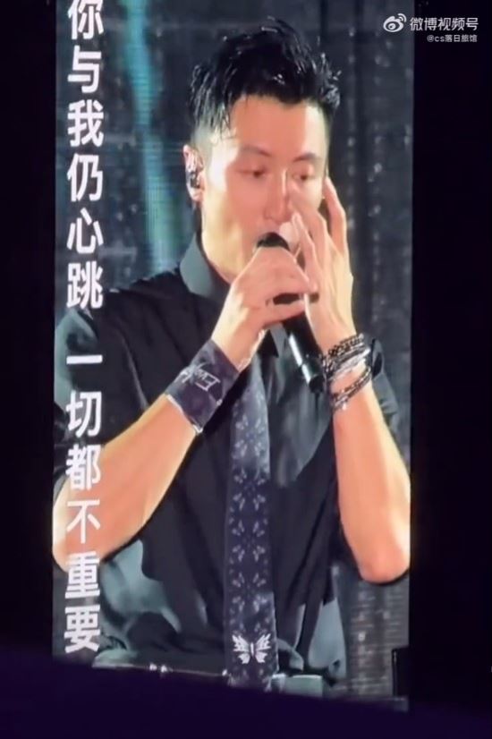 謝霆鋒淚灑舞台。(圖/翻攝自微博)