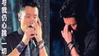 謝霆鋒演唱會哭了　唱一半低頭拭淚畫面曝