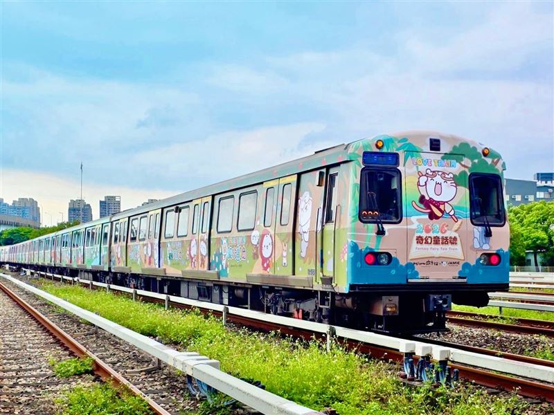 台北捷運車頭與車尾外觀幾乎相同時，究竟該如何判斷列車行進方向？台北捷運公司解答，關鍵就在「車燈顏色」。（翻攝自臉書台北捷運 Metro Taipei﻿）