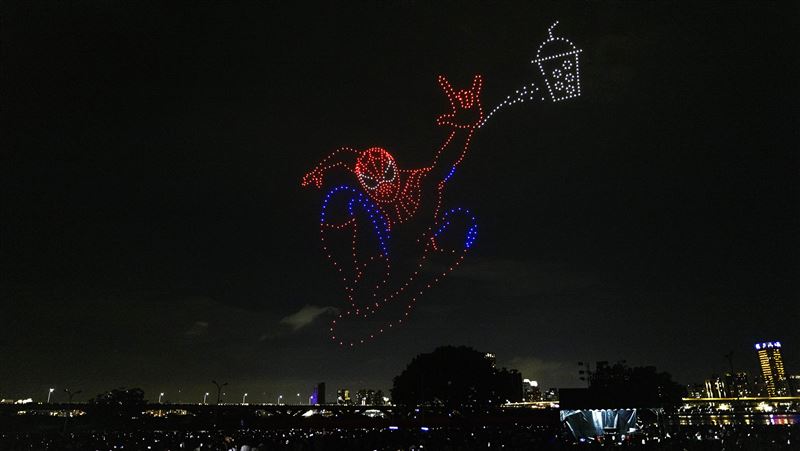 大稻埕夏日節登場　蜘蛛人躍上台北夜空