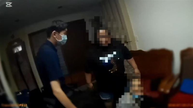 許姓老翁於家中吃麵包時不慎噎住,經員警實施「哈姆立克法」順利恢復呼吸。(圖/翻攝畫面)