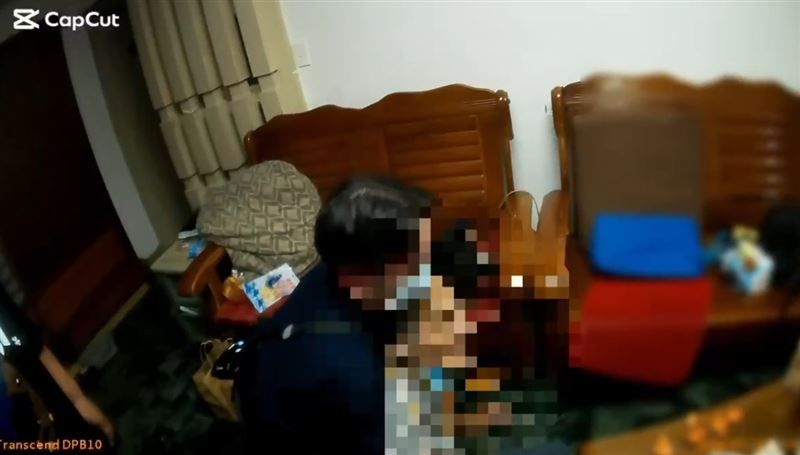 老翁吃麵包噎住嘴發黑！警哈姆立克法搶命