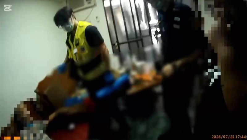許姓老翁於家中吃麵包時不慎噎住,經員警實施「哈姆立克法」順利恢復呼吸。(圖/翻攝畫面)