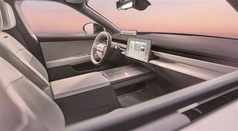 Range Rover GT採用全新織品與精品級材質包覆儀表台。(圖/JLR提供)