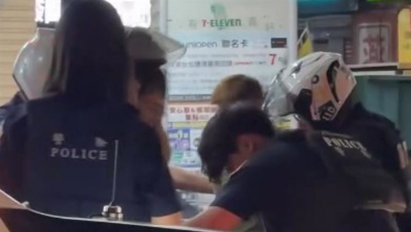 趙男安全帽未繫扣被攔查,他拒檢逃逸遭警方圍捕,其酒駕加上無照及違規,訊後依法送辦。(圖/翻攝畫面)
