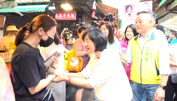 民進黨新北市長參選人蘇巧慧今(26)日上午赴三重大同市場掃街。(圖/翻攝畫面)
