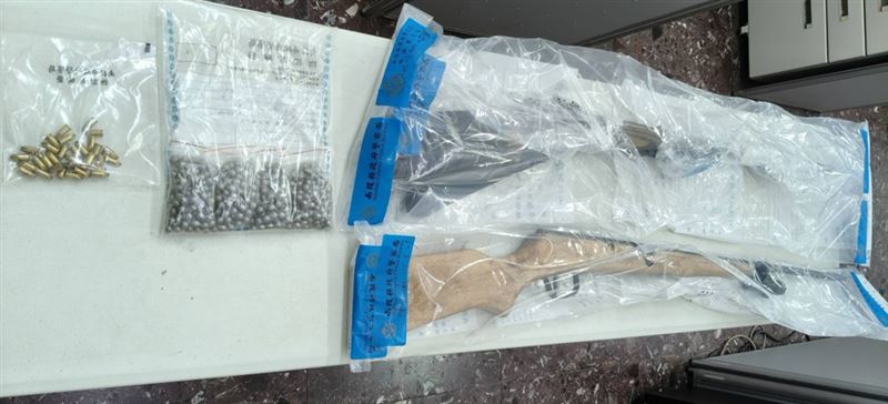 警方在屋內起出2把火藥式改造長槍、鋼珠彈藥。(圖/翻攝畫面)