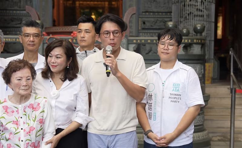 民眾黨主席黃國昌基隆慈雲寺受訪 (圖/翻攝畫面)