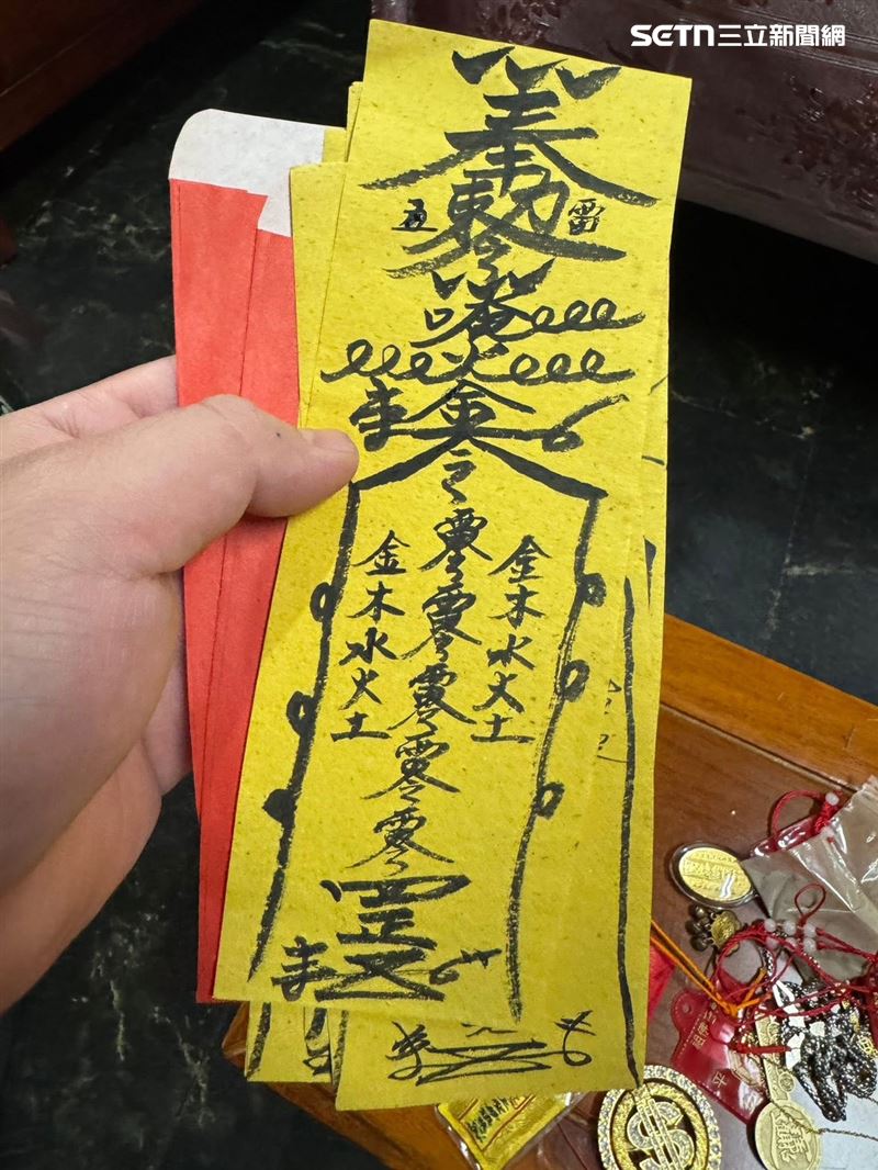 被害人出面控訴廟方會以辦法會、購買相關商品斂財。(圖/翻攝畫面)