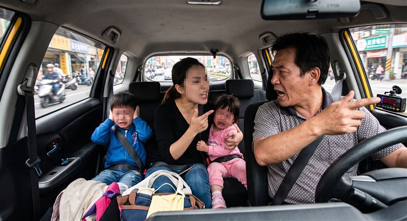 高雄一名媽媽帶2名子女搭乘計程車,因為太吵跟駕駛發生激烈口角。(示意圖/AI生成)