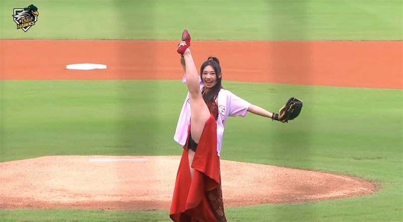 楊立微表演朝天蹬。(圖/翻攝自台鋼雄鷹YouTube)