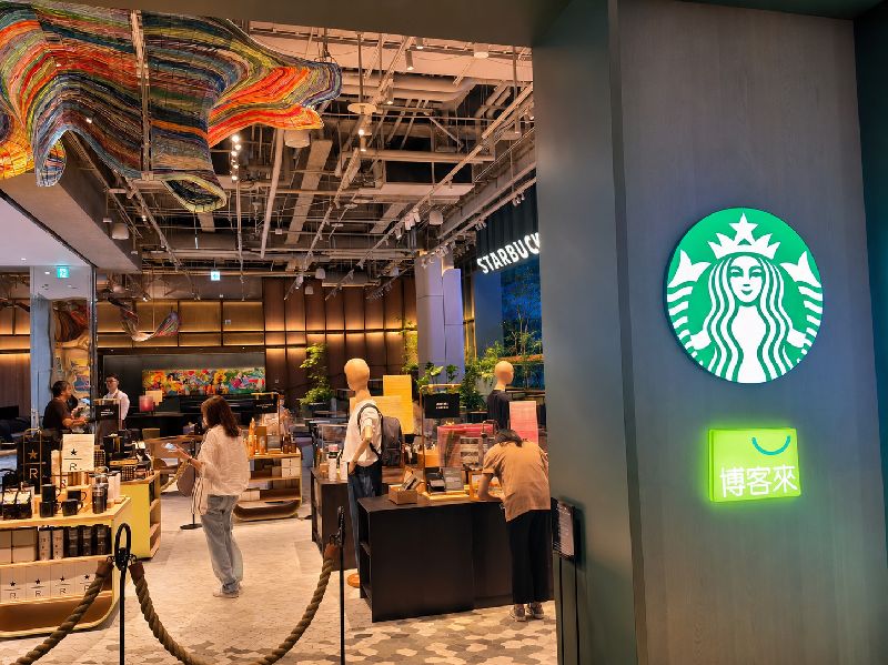星巴克DREAM PLAZA台北店近期對部分熱門景觀座位區,導入預約及基本消費制度,反映品牌持續調整空間經營策略