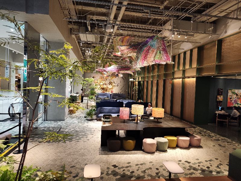 星巴克DREAM PLAZA台北店部分景觀席設低消(2)星巴克DREAM PLAZA台北店近期針對部分景觀席導入預約及基本消費制度,圖為適用區域之一的沙發座位區。中央社記者何秀玲攝 115年7月26日