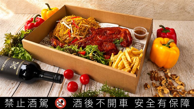 翰品酒店高雄限時推出「戰斧豬排手提禮盒」,內含烤戰斧豬排、沙拉、薯條、豉油皇炒麵及紅酒,為居家慶祝提供星級新選擇。(圖/雲朗觀光提供)