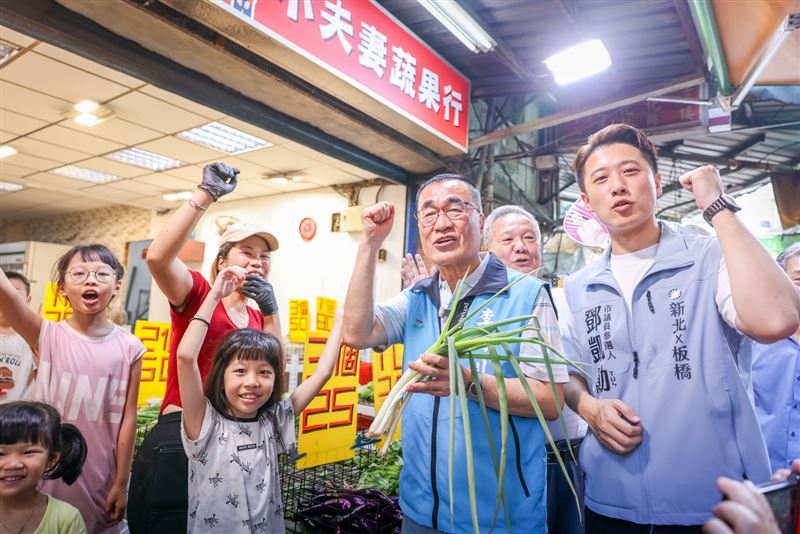 李四川今早到板橋埔墘興隆市場拜票前接受媒體聯訪(圖/李四川競選辦公室提供)