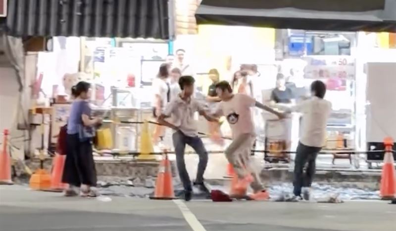 林姓雙胞胎兄弟過馬路時與路人發生擦碰,雙方怒火一觸即發開打。(圖/翻攝自Threads @kapoochuno)