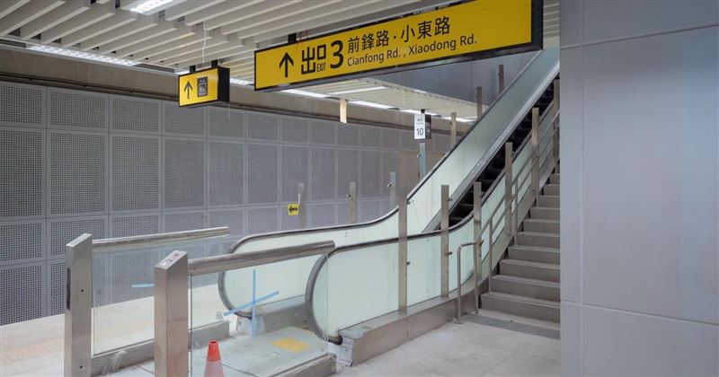 台南鐵路地下化工程目前全線隧道主體及軌道工程均已完成,台南車站正進行裝修收尾、場地整理及機電系統測試與調校。(圖/翻攝自陳世凱臉書)