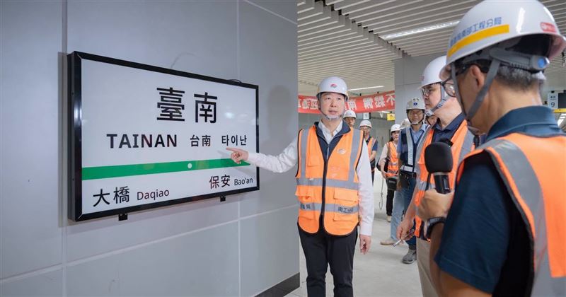台南鐵路地下化工程再創全台第一,將全面採用最新版車站導引指標,導入中、英、日、韓四國語言。(圖/翻攝自陳世凱臉書)