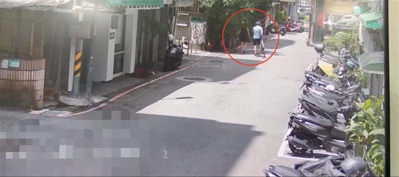 新北市永和區上月有4名高中生的腳踏車不翼而飛,警方調閱監視器鎖定涉案的陳姓男子、邱姓男子。(圖/翻攝畫面)