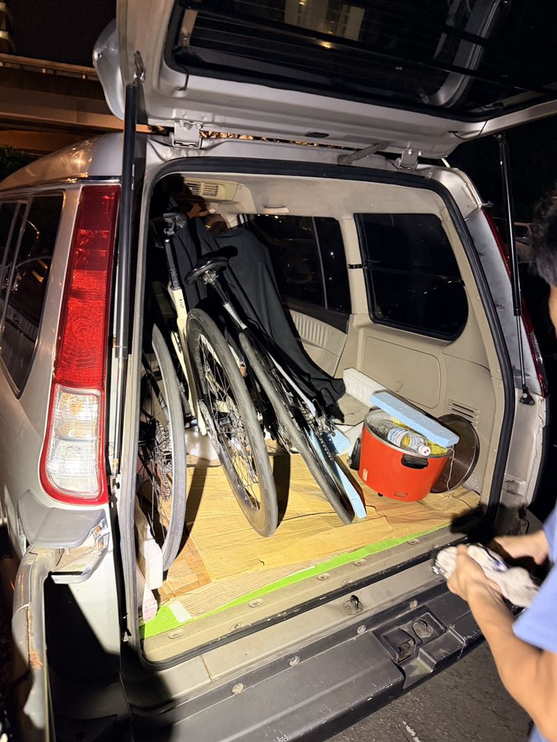 陳男、邱女先將腳踏車移至路邊藏匿後,再用貨車載運變賣。(圖/翻攝畫面)