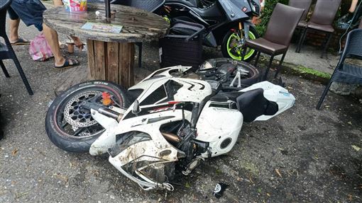 機車打滑噴進露天座位區！民眾狂閃畫面曝