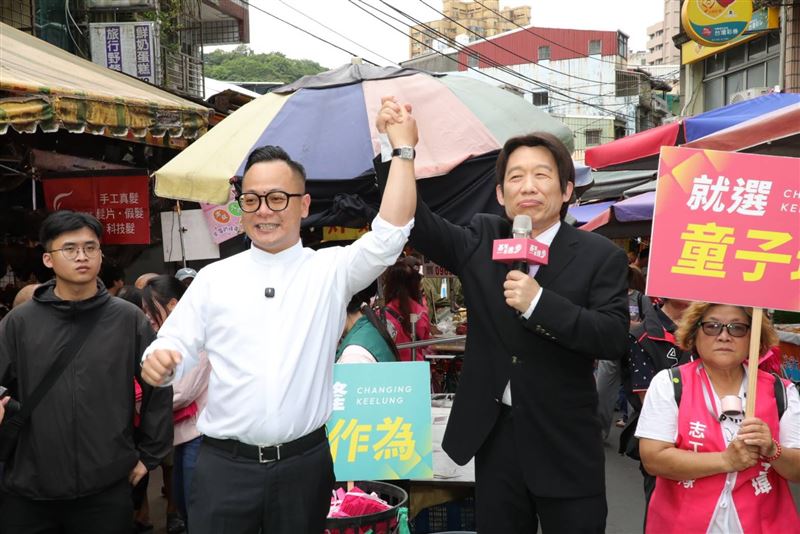 模仿天王郭子乾今(26)日化身「賴青德」總統,前往基隆安樂市場與七堵南興市場,為基隆市長參選人、基隆市議長童子瑋站台助選。(圖/童子瑋競選辦公室提供)