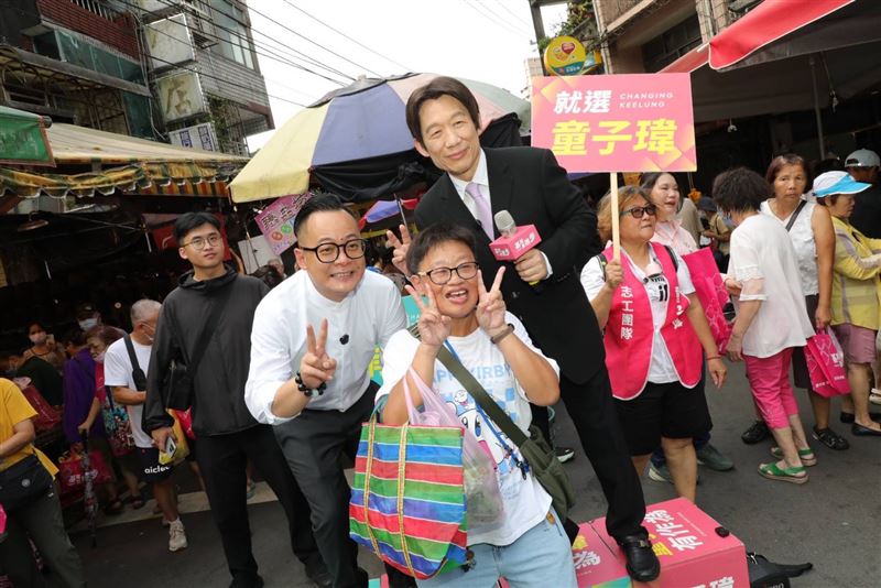 模仿天王郭子乾今(26)日化身「賴青德」總統,前往基隆安樂市場與七堵南興市場,為基隆市長參選人、基隆市議長童子瑋站台助選。(圖/童子瑋競選辦公室提供)