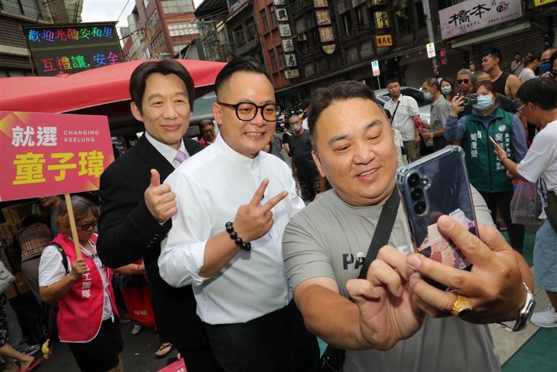 模仿天王郭子乾今(26)日化身「賴青德」總統,前往基隆安樂市場與七堵南興市場,為基隆市長參選人、基隆市議長童子瑋站台助選。(圖/童子瑋競選辦公室提供)