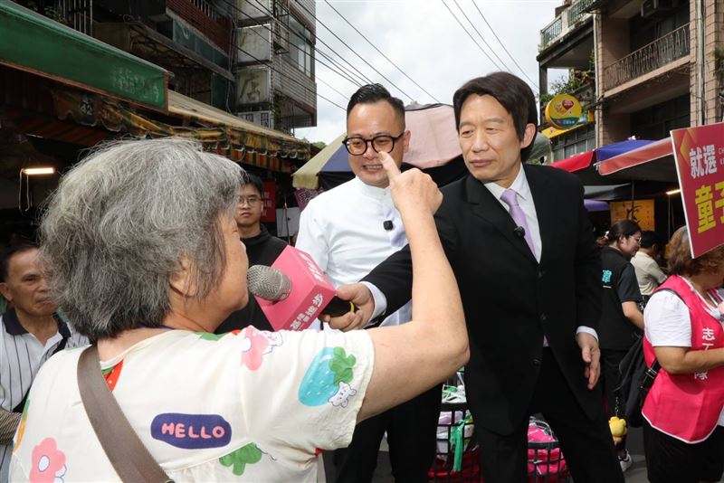 模仿天王郭子乾今(26)日化身「賴青德」總統,前往基隆安樂市場與七堵南興市場,為基隆市長參選人、基隆市議長童子瑋站台助選。(圖/童子瑋競選辦公室提供)