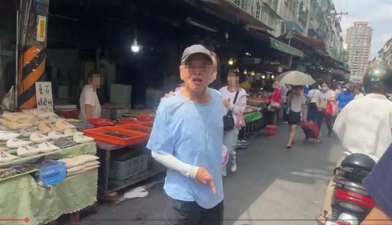 阿伯激動反嗆「你走路都不看嗎?」隨後被現場人員勸離(圖/翻攝自葉元之YT直播)